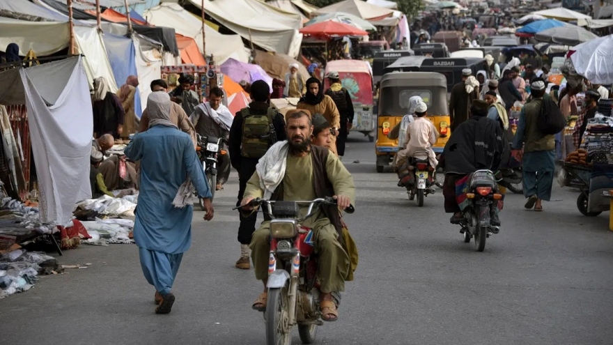 Các cơ quan cứu trợ quốc tế chuyển hàng viện trợ cho người dân Afghanistan